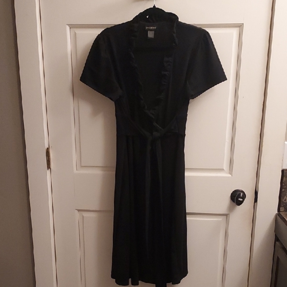 Elegant Black Midi Dress with Short Sleeves